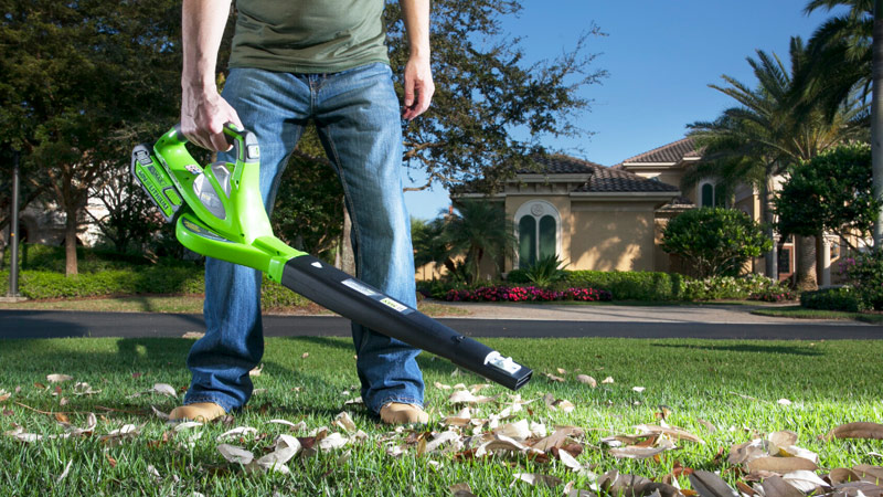 Sprytne sposoby na jesienne sprzątanie ogrodu