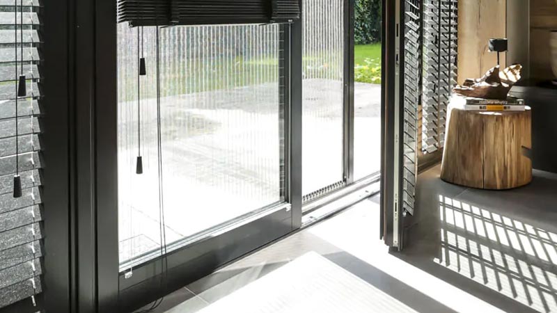 Montujemy osłony okienne i moskitiery