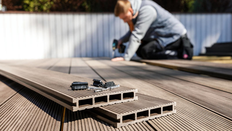 Jak zabezpieczyć podłoże pod panele lub deski tarasowe?