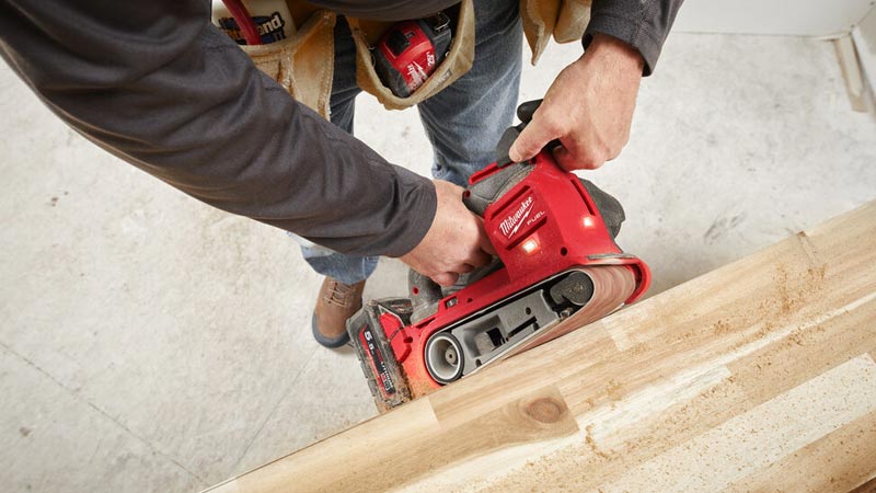 Bezprzewodowa szlifierka taśmowa Milwaukee® dorównuje mocą sprzętom sieciowym