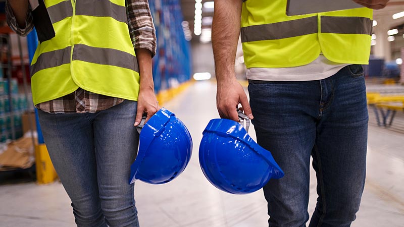 Jakie normy i certyfikaty bezpieczeństwa powinna spełniać odzież robocza?