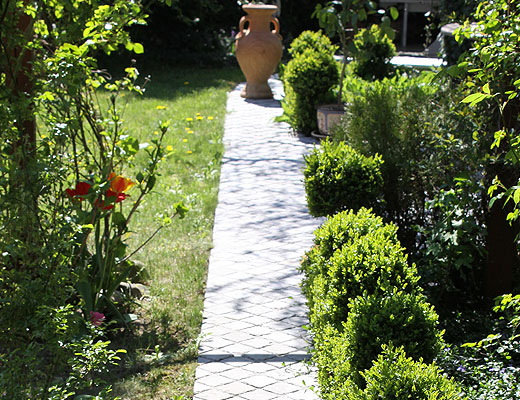 Spacer po ogrodzie: kamienne alejki