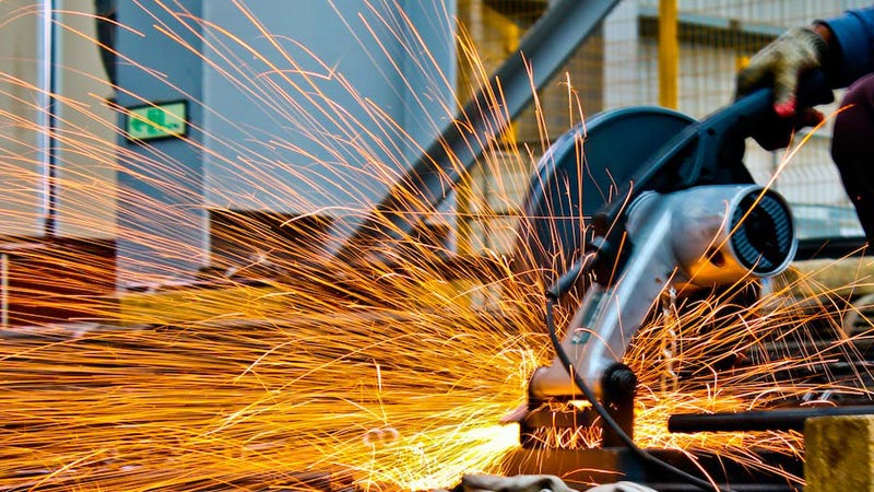 Jak zachować bezpieczeństwo podczas pracy na hali produkcyjnej?