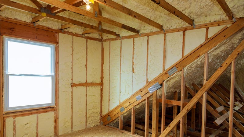 Natrysk pianką PUR: rewolucyjne rozwiązanie w izolacji poddasza