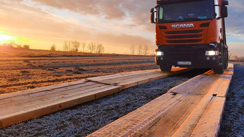 Wynajem płyt drogowych - skuteczny sposób na usprawnienie budowy i wydarzeń