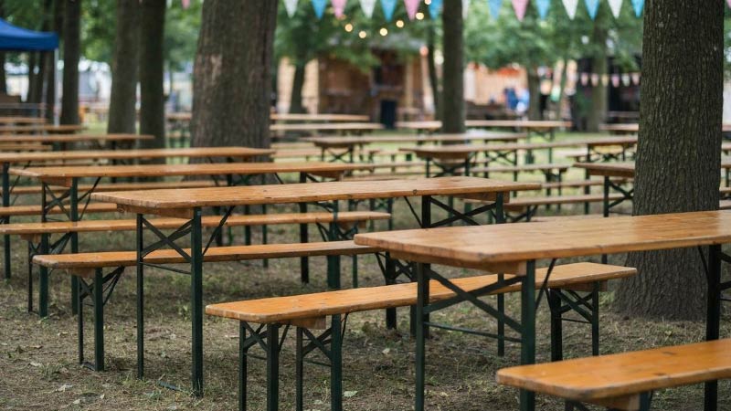 Komplety biesiadne na wynajem - ekonomiczny i funkcjonalny wybór dla dużych przyjęć i pikników