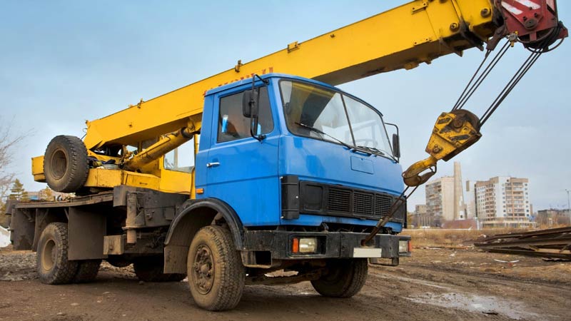 Na co zwrócić uwagę podczas wynajmu dźwigu?