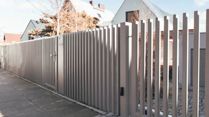 Jak przygotować teren pod ogrodzenie? Praktyczny poradnik Jak przygotować teren pod ogrodzenie? Praktyczny poradnik