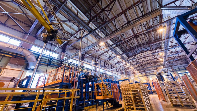Rozbudowa zakładu produkcyjnego o nową halę magazynową. Co należy wiedzieć?