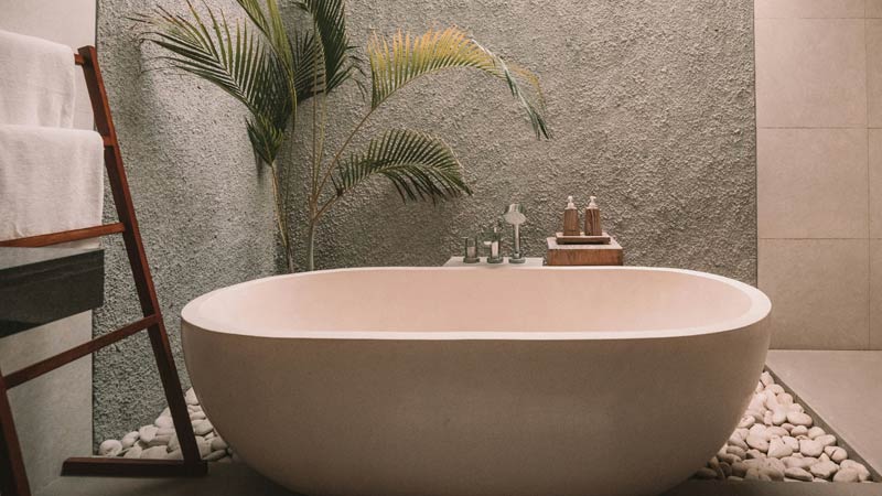 Na co zwrócić uwagę wybierając wannę do małej łazienki?