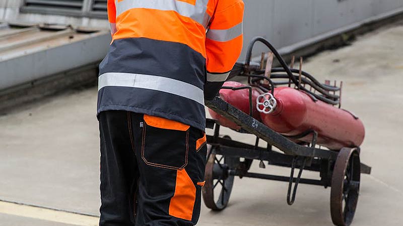 Odzież niepalna - niezawodna ochrona w wymagających warunkach