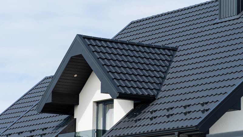 Malowanie dachów - czy każda blacha nadaje się do renowacji?