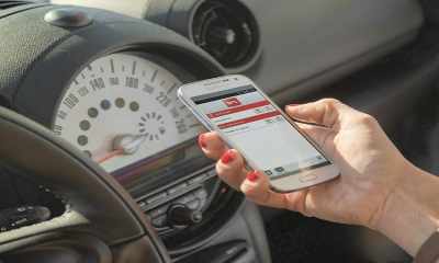 Kontrola z telefonem w dłoni