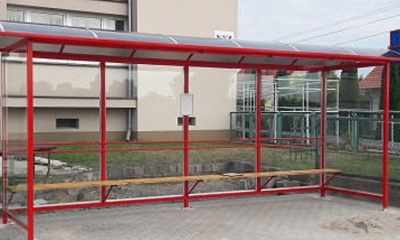 Ewolucja przystanków – jak nowoczesne technologie zmieniają wiaty przystankowe