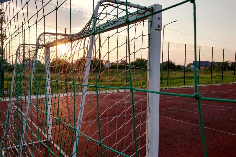 Zielony piłkochwyt na boisku wielofunkcyjnym