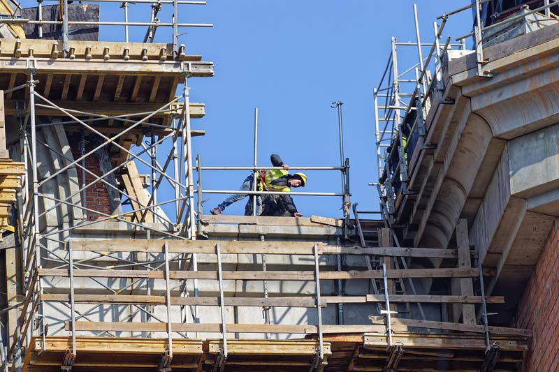 montowanie rusztowania na dachu